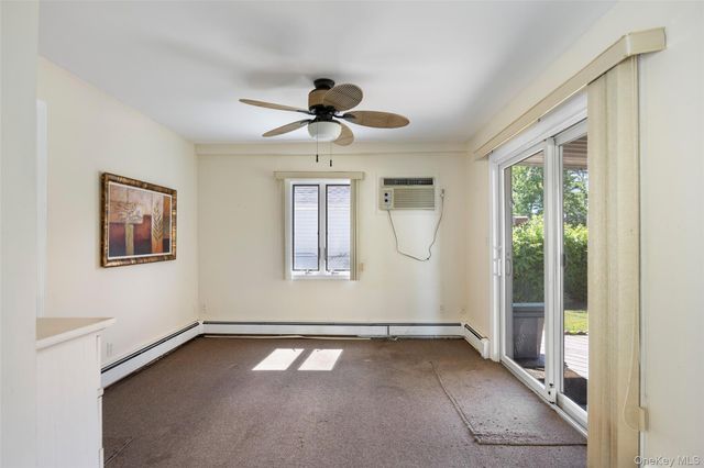 95 Laurel Road, Lindenhurst, NY 11757