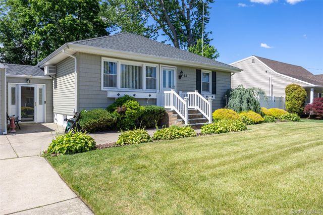 95 Laurel Road, Lindenhurst, NY 11757