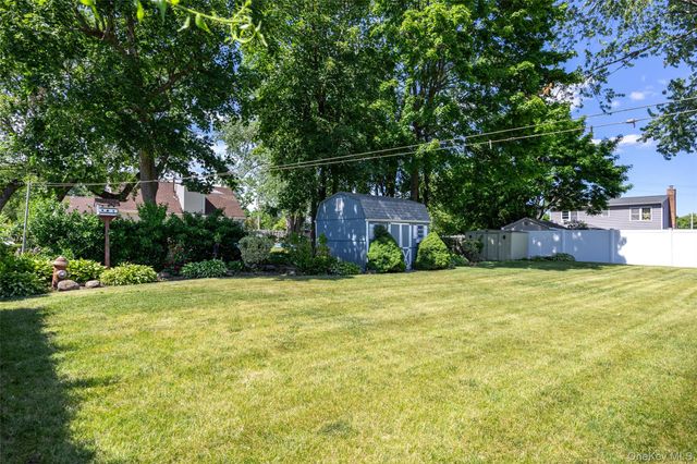 95 Laurel Road, Lindenhurst, NY 11757