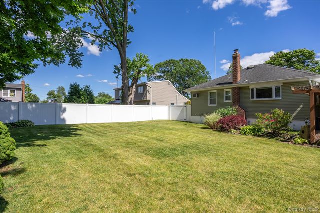 95 Laurel Road, Lindenhurst, NY 11757