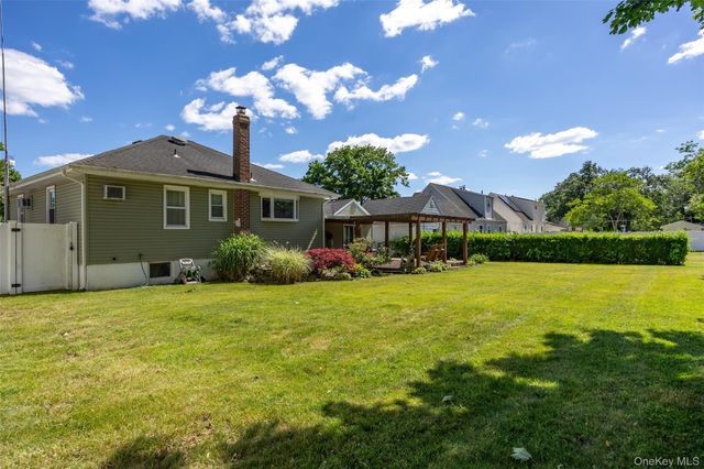 95 Laurel Road, Lindenhurst, NY 11757