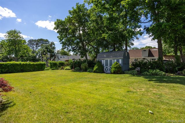 95 Laurel Road, Lindenhurst, NY 11757