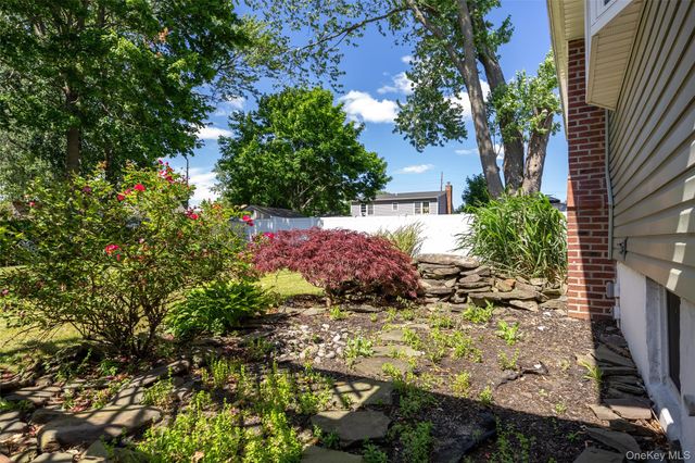 95 Laurel Road, Lindenhurst, NY 11757
