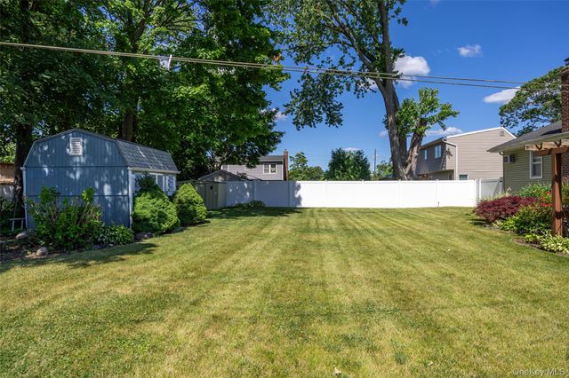 95 Laurel Road, Lindenhurst, NY 11757