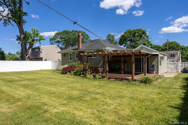 95 Laurel Road, Lindenhurst, NY 11757