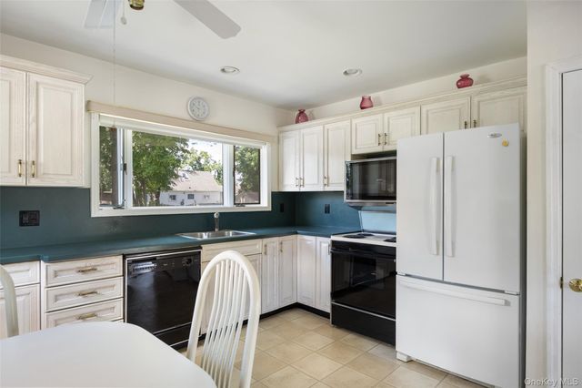 95 Laurel Road, Lindenhurst, NY 11757