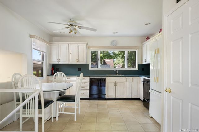 95 Laurel Road, Lindenhurst, NY 11757