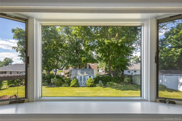 95 Laurel Road, Lindenhurst, NY 11757