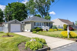 95 Laurel Road, Lindenhurst, NY 11757