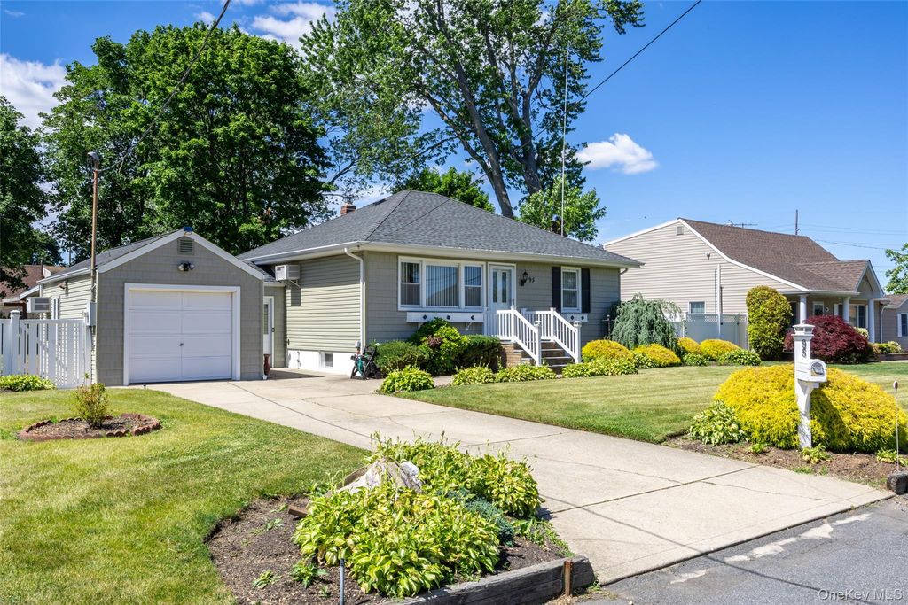 95 Laurel Road, Lindenhurst, NY 11757