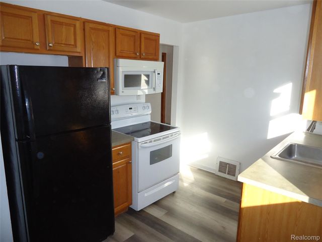 829 HUDSON Street, Wyandotte, MI 48192