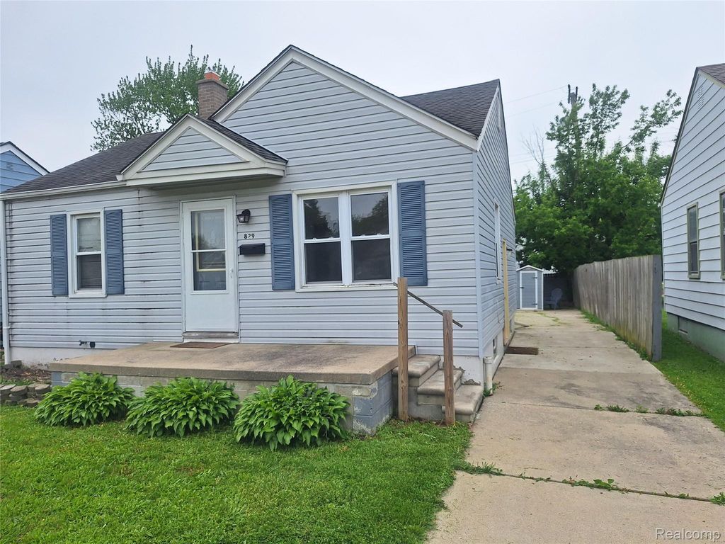 829 HUDSON Street, Wyandotte, MI 48192