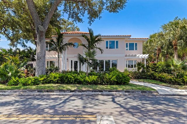 1846 COFFEE POT BOULEVARD NE, St Petersburg, FL 33704