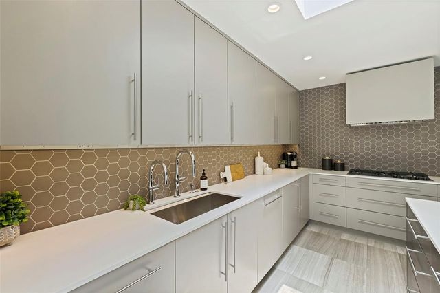 1846 COFFEE POT BOULEVARD NE, St Petersburg, FL 33704