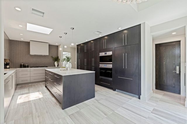 1846 COFFEE POT BOULEVARD NE, St Petersburg, FL 33704