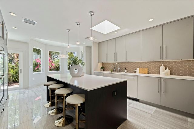 1846 COFFEE POT BOULEVARD NE, St Petersburg, FL 33704