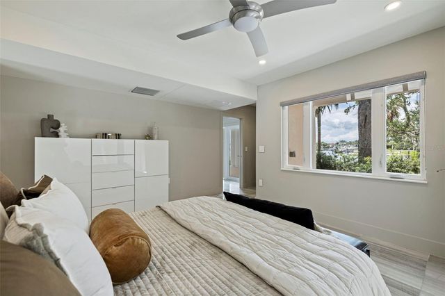 1846 COFFEE POT BOULEVARD NE, St Petersburg, FL 33704
