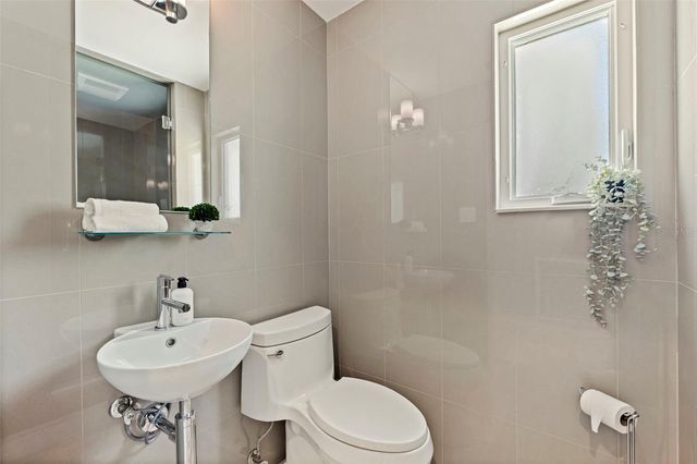 1846 COFFEE POT BOULEVARD NE, St Petersburg, FL 33704