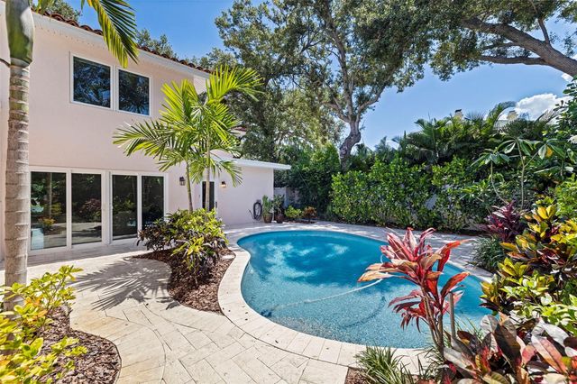 1846 COFFEE POT BOULEVARD NE, St Petersburg, FL 33704