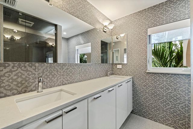1846 COFFEE POT BOULEVARD NE, St Petersburg, FL 33704