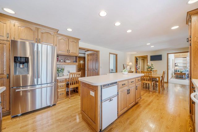 600 E WOODCREST DRIVE, Appleton, WI 54915
