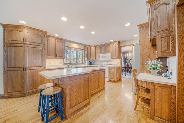 600 E WOODCREST DRIVE, Appleton, WI 54915