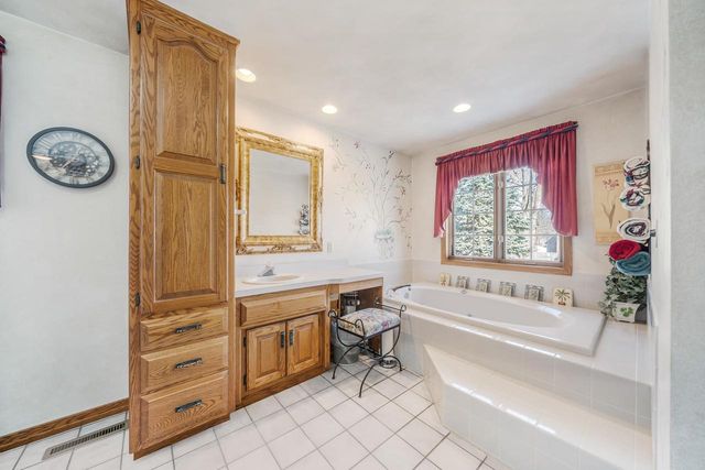 600 E WOODCREST DRIVE, Appleton, WI 54915