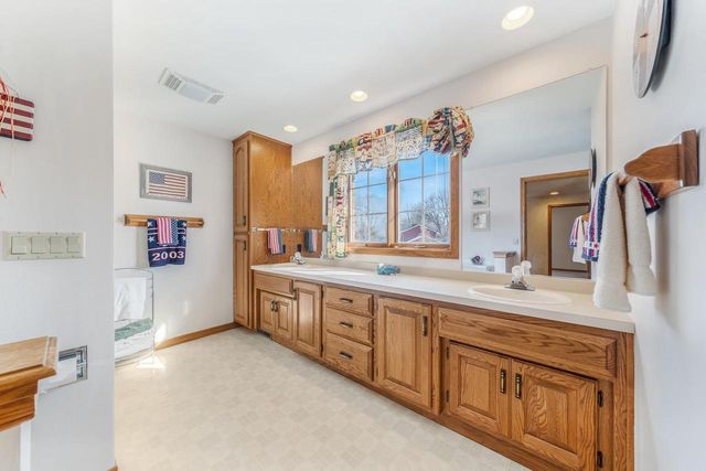 600 E WOODCREST DRIVE, Appleton, WI 54915