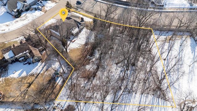 600 E WOODCREST DRIVE, Appleton, WI 54915