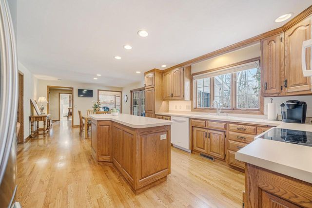 600 E WOODCREST DRIVE, Appleton, WI 54915