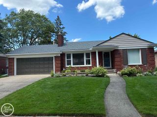 1072 S Brys Drive, Grosse Pointe Woods, MI 48236