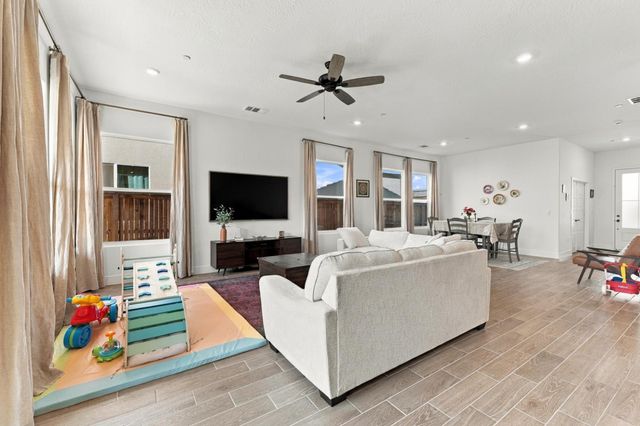 2232 N Russell Avenue, Clovis, CA 93619