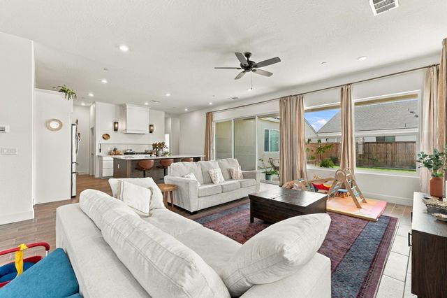 2232 N Russell Avenue, Clovis, CA 93619