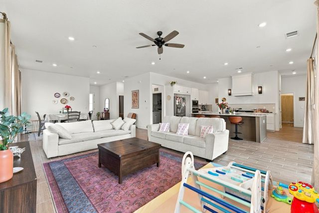 2232 N Russell Avenue, Clovis, CA 93619