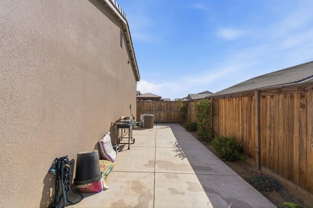 2232 N Russell Avenue, Clovis, CA 93619