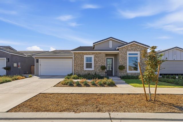 2232 N Russell Avenue, Clovis, CA 93619