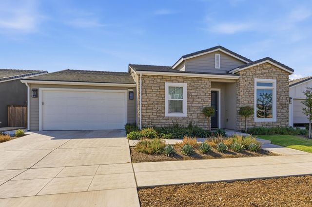 2232 N Russell Avenue, Clovis, CA 93619