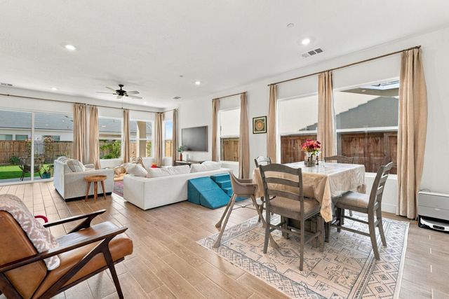 2232 N Russell Avenue, Clovis, CA 93619