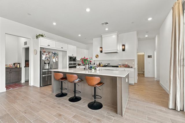 2232 N Russell Avenue, Clovis, CA 93619