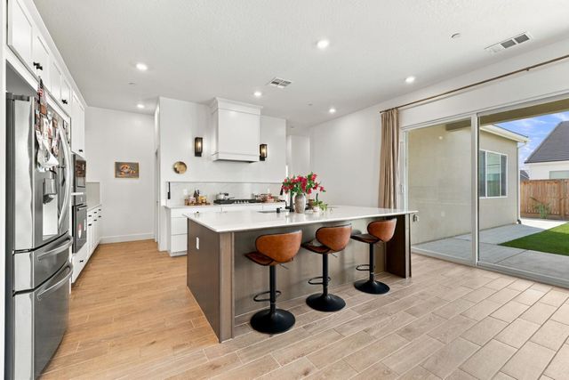 2232 N Russell Avenue, Clovis, CA 93619