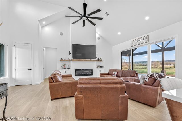 600 E McKenzie Avenue, Pocola, OK 74902