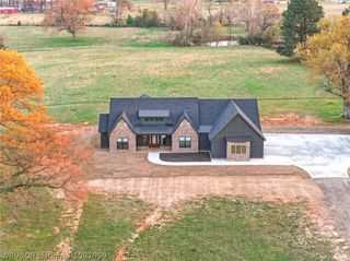 600 E McKenzie Avenue, Pocola, OK 74902
