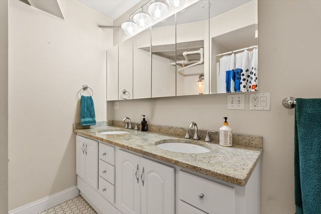 16 Garrison Rd 8, Brookline, MA 02445