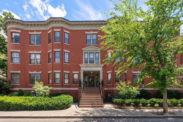 16 Garrison Rd 8, Brookline, MA 02445