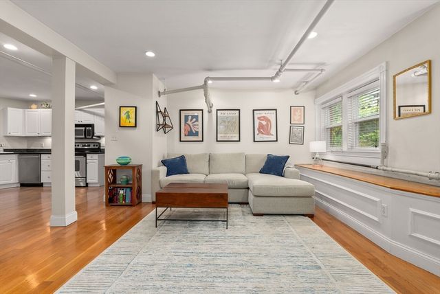 16 Garrison Rd 8, Brookline, MA 02445