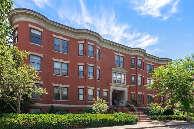 16 Garrison Rd 8, Brookline, MA 02445