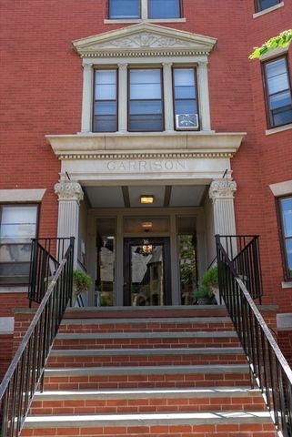16 Garrison Rd 8, Brookline, MA 02445