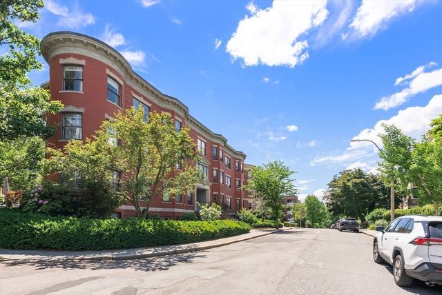 16 Garrison Rd 8, Brookline, MA 02445