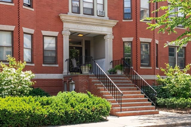 16 Garrison Rd 8, Brookline, MA 02445