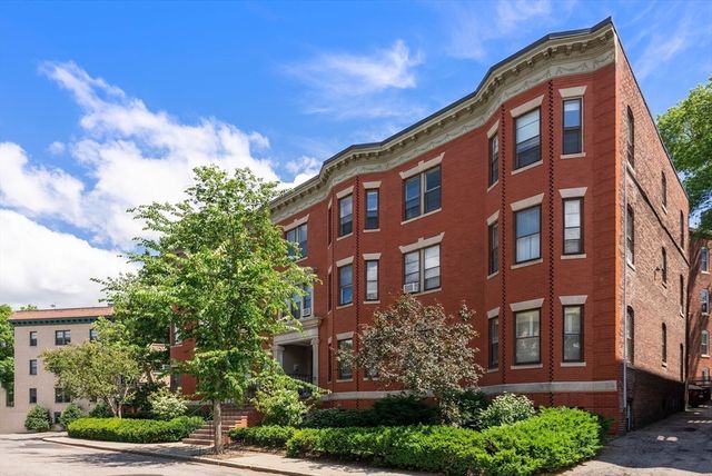 16 Garrison Rd 8, Brookline, MA 02445